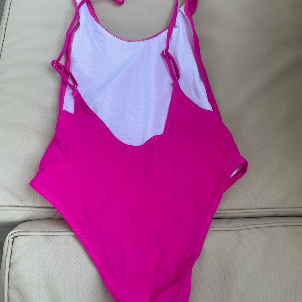 One piece - Picture 2 of 2